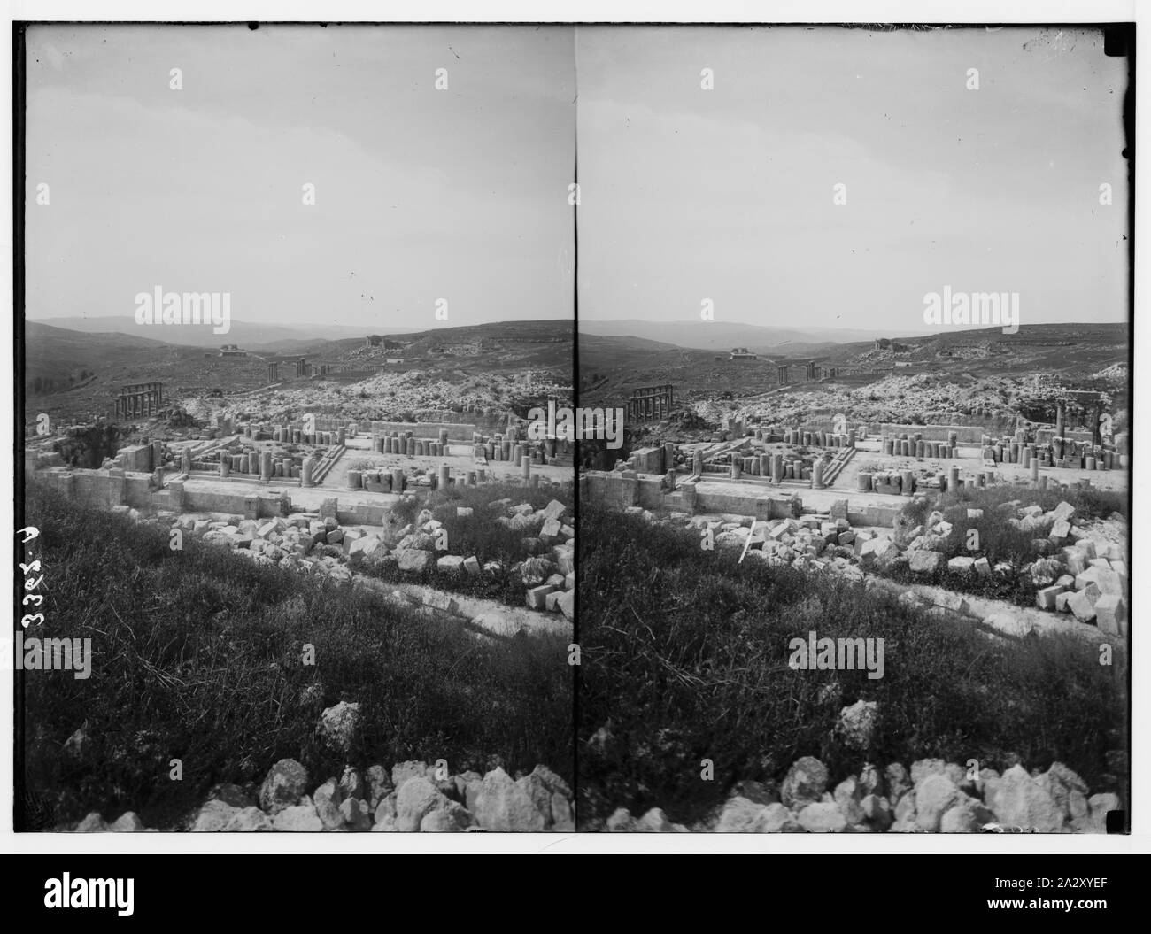 Rovine di Jerash (Gerasa). Le rovine della cattedrale Cattedrale di Santa Maria. Mostra viale principale e il forum. Foto Stock