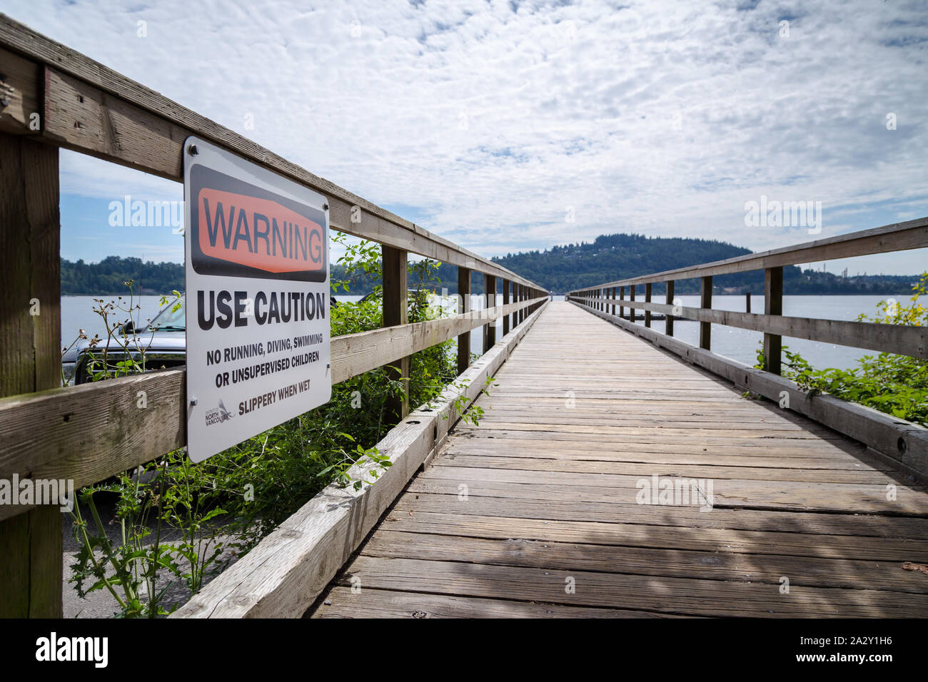 NORTH VANCOUVER, BC, CANADA - 1 SETTEMBRE 2019: Un cartello di attenzione al molo vicino allo scivolo della barca a Cates Park. Foto Stock