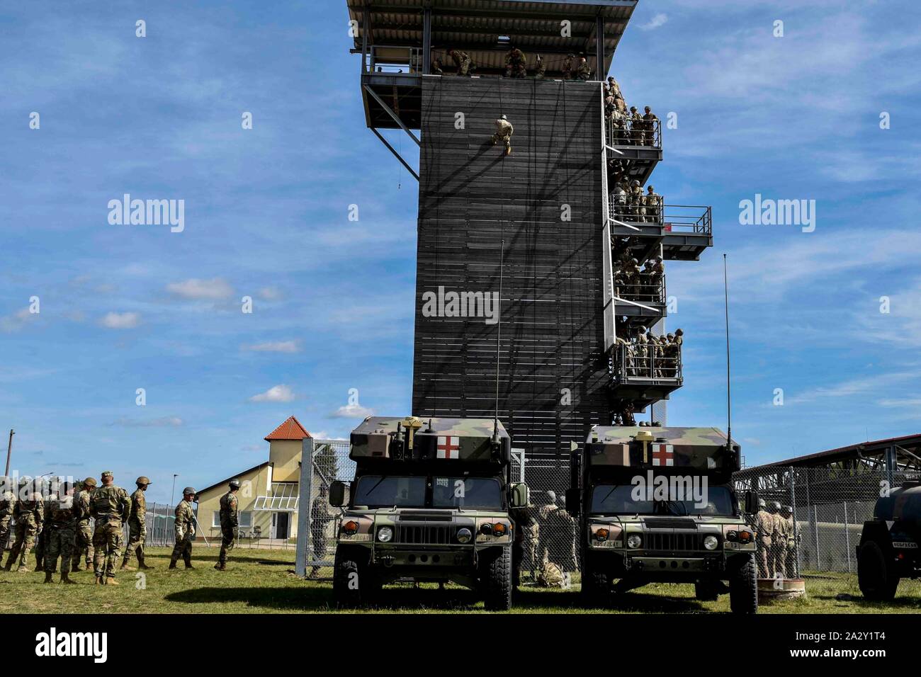 Un soldato rappels lungo la torre verso il basso durante l'Air Assault Course, Camp Aachen, Germania, Settembre, 17, 2019. La Air Assault Course è progettato per preparare i soldati per le missioni che richiedono l'uso di mezzi di trasporto multiuso e elicotteri d'assalto. Foto Stock