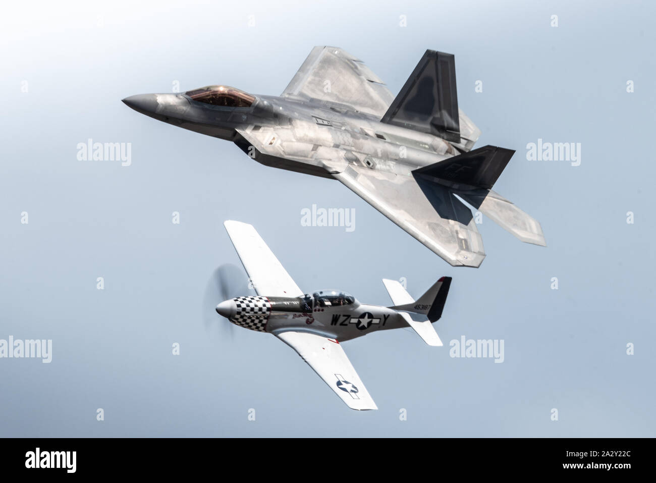 Stati Uniti Air Force Il Mag. Paolo Lopez, F-22 Demo Team commander, vola a fianco degli Stati Uniti Air Force volo Heritage Foundation P-38 pilota, Greg Anders, durante il tuono over Georgia Air Show a Robins Air Force Base, Ga., Sett. 28, 2019. La Air Force volo Heritage Foundation celebra negli Stati Uniti la potenza dell'aria storia e serve come memoria vivente di coloro che hanno servito negli Stati Uniti Air Force fornendo 40-60 Patrimonio annuale dimostrazioni di volo in tutto il mondo. (U.S. Air Force Photo da 2 Lt. Samuel Eckholm) Foto Stock