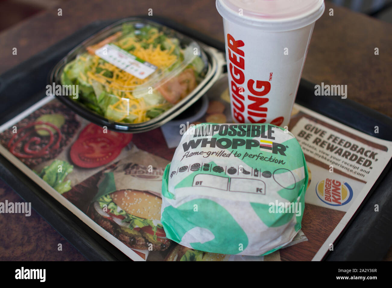 Portland, Oregon, Stati Uniti d'America - 30 AGO 2019: Un impossibile Whopper sandwich e un giardino di lato insalata in un Burger King ristorante a Portland. Foto Stock