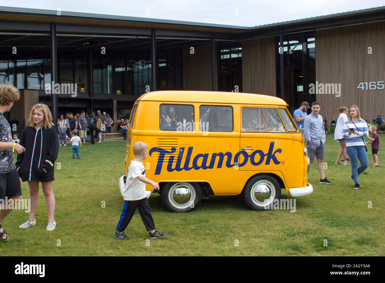 Un pulmino VW con baby loaf firmato Tillamook è stato visitato dalla Tillamook Creamery, un centro visitatori della Tillamook Cheese Factory in Oregon, sabato 31 agosto 2019. Foto Stock
