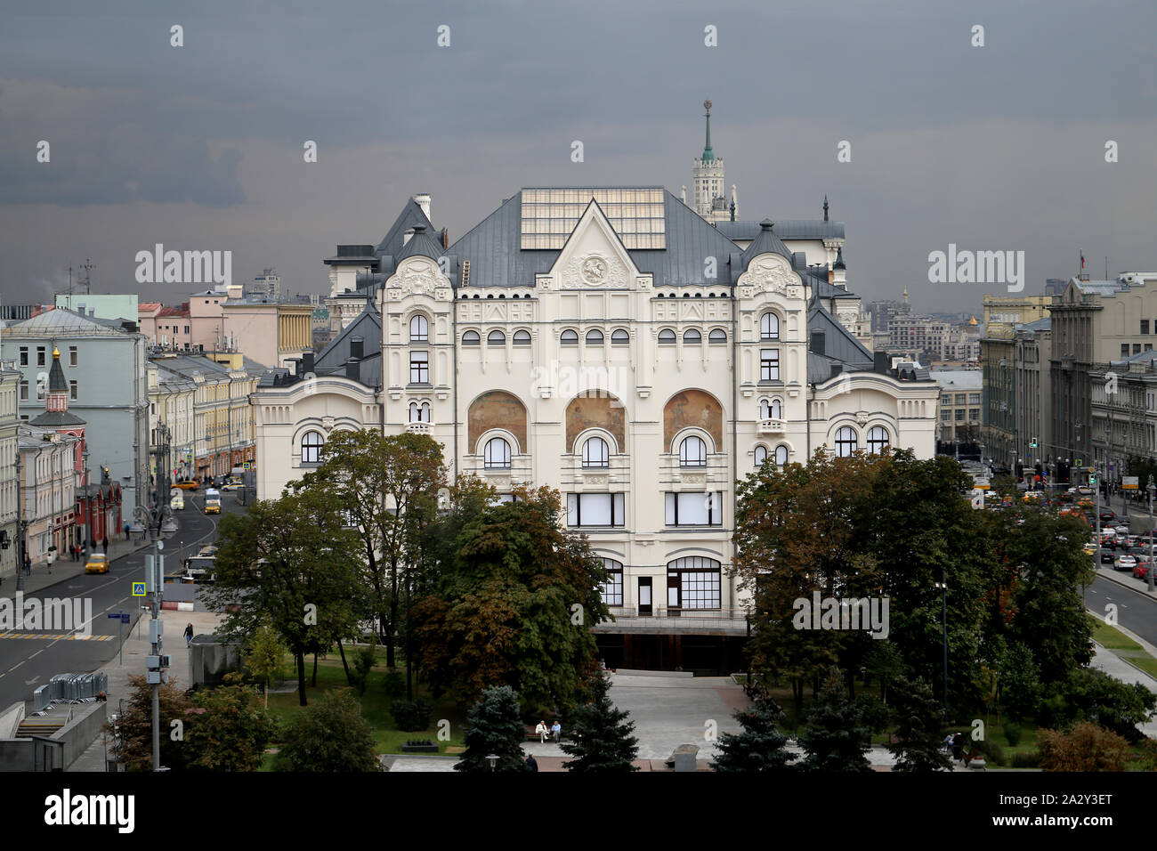 Foto del bellissimo edificio del Museo Politecnico di Mosca in una giornata autunnale Foto Stock