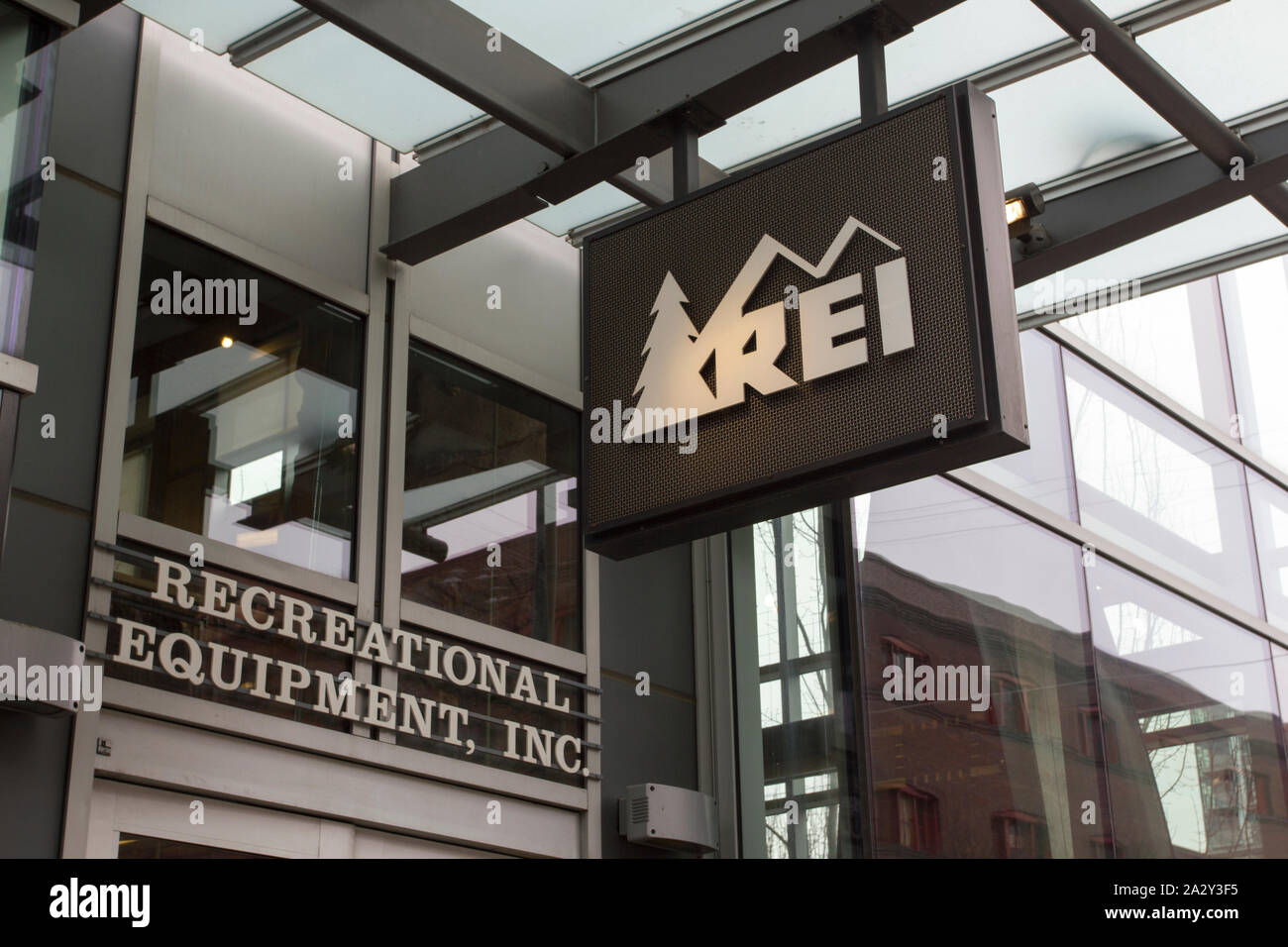 Il cartello REI all'ingresso del suo negozio a Portland. Recreational Equipment, Inc. È una società americana di servizi di ricreazione al dettaglio e all'aperto. Foto Stock