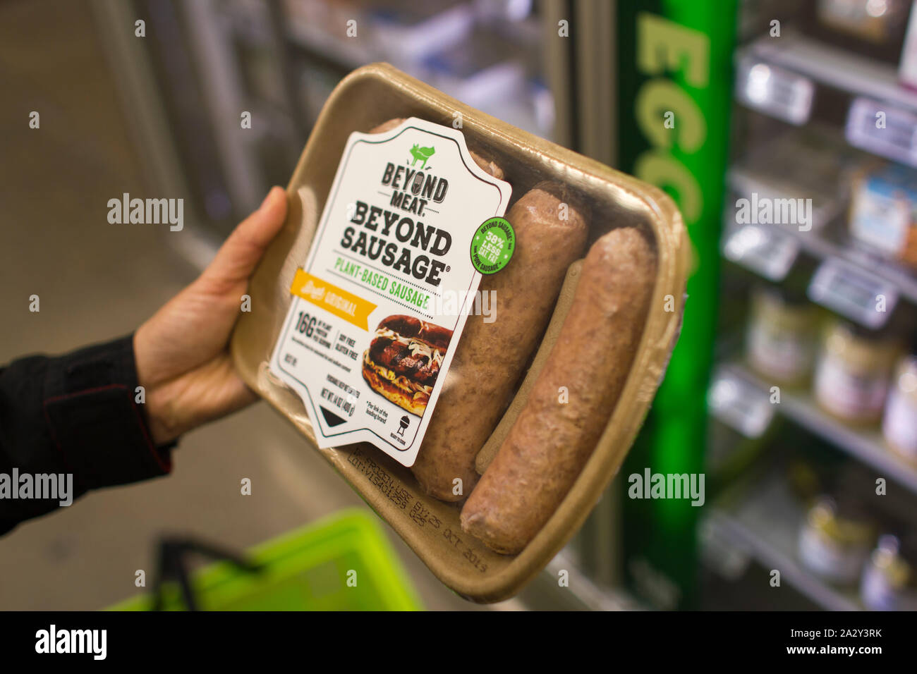 Portland, Oregon, Stati Uniti d'America - 28 Maggio 2019: un cliente sceglie oltre il marchio di carne al di là di salsicce a Whole Foods Market negozio di alimentari. Foto Stock