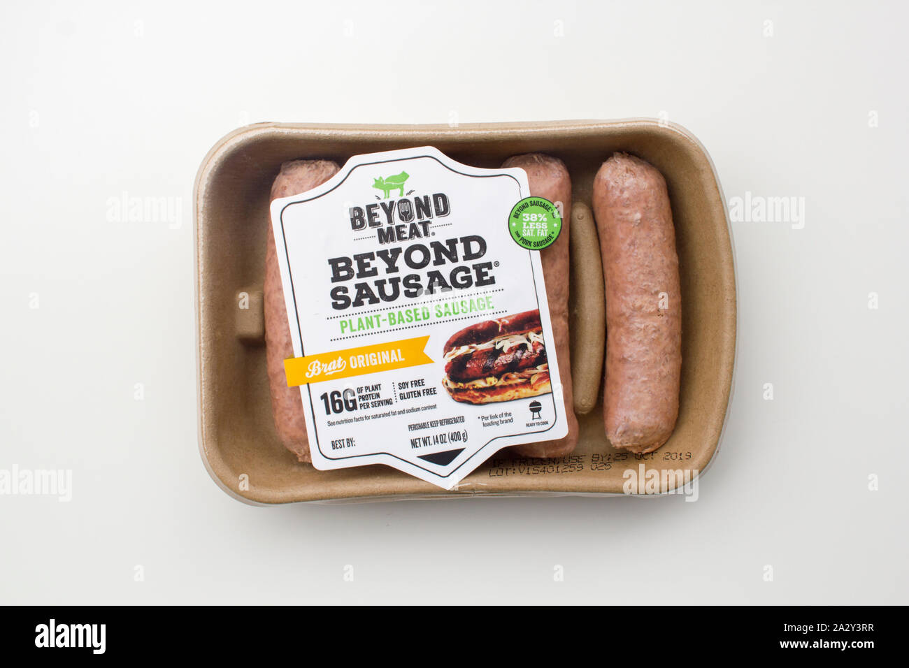Portland, Oregon, Stati Uniti d'America - 28 Maggio 2019: al di là di marca di carne a base di vegetali al di là di salsiccia centrato e isolato su sfondo bianco. Foto Stock