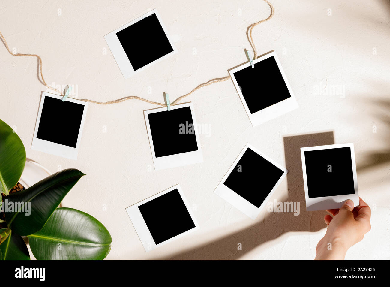 Foto di vuoto con clothespins su un tessiturali sfondo. Il concetto di conservazione di memorie. Copia dello spazio. Foto Stock