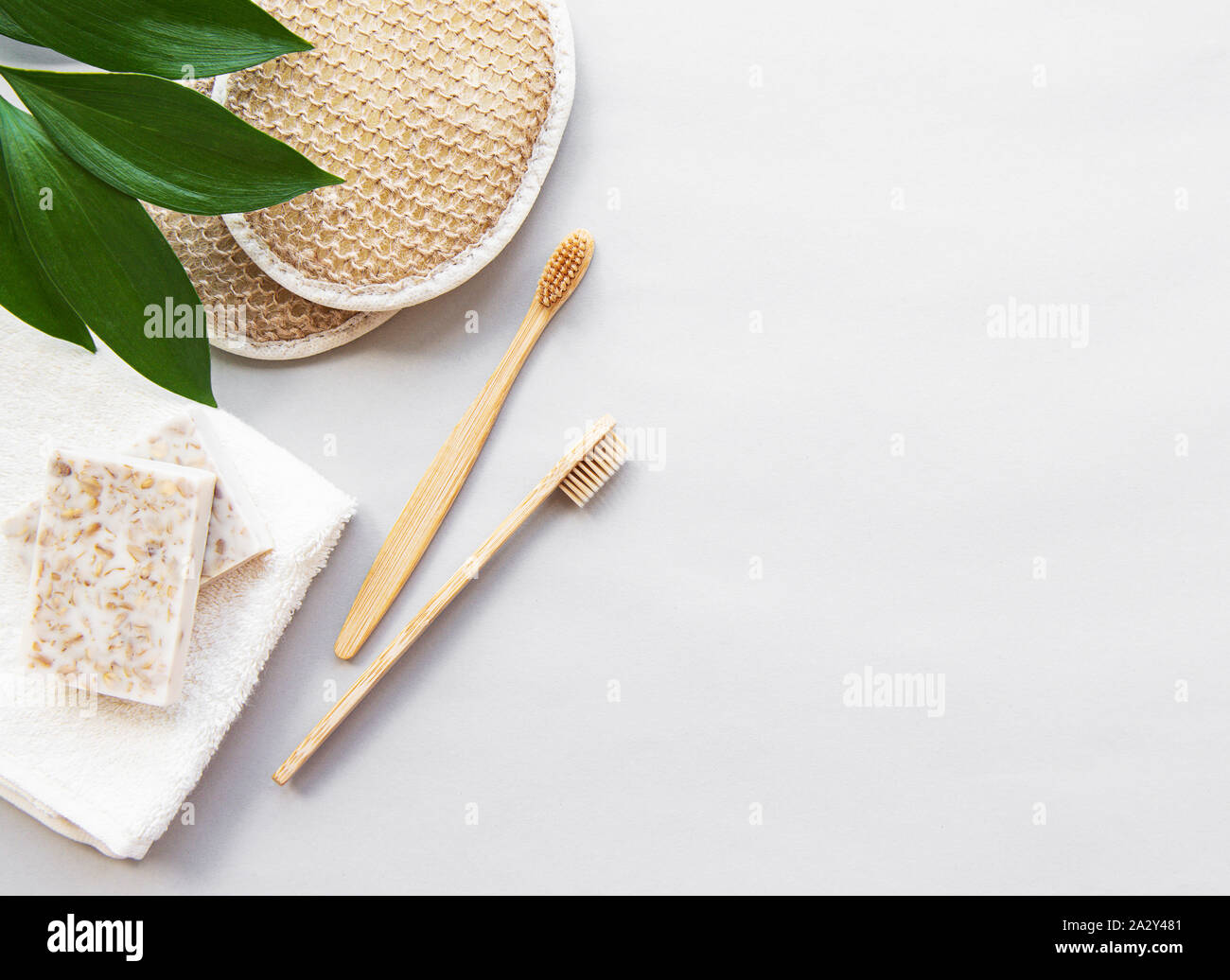 Rifiuti Zero prodotti di igiene su sfondo bianco. Rifiuti Zero e la plastica libera concetto J Foto Stock