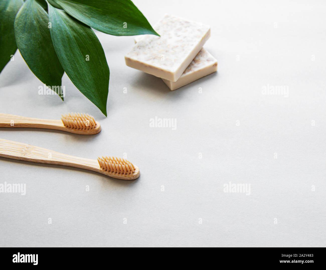 Rifiuti Zero prodotti di igiene su sfondo bianco. Rifiuti Zero e la plastica libera concetto J Foto Stock