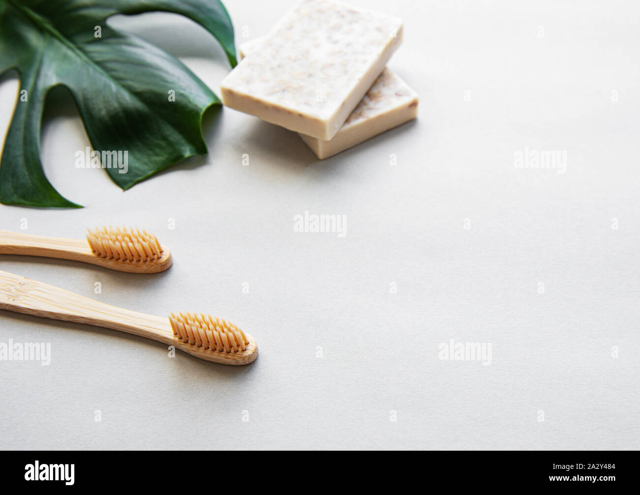 Rifiuti Zero prodotti di igiene su sfondo bianco. Rifiuti Zero e la plastica libera concetto J Foto Stock