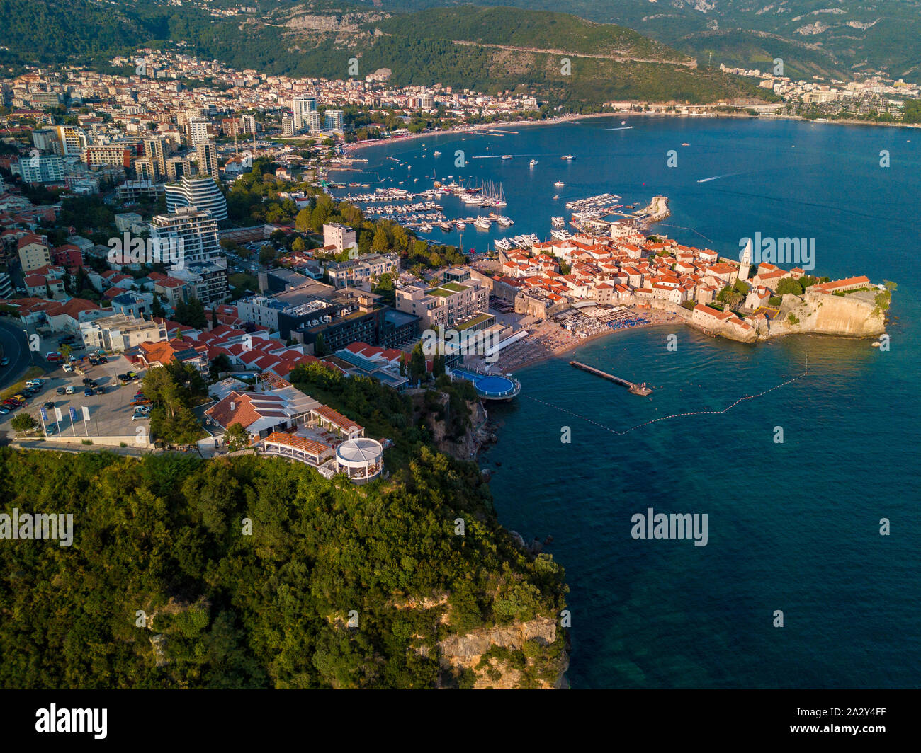 Vista aerea di Budva, la città vecchia (Stari grad) di Budva, Montenegro. Costa frastagliata sul Mare Adriatico. Centro di Turismo del Montenegro Foto Stock