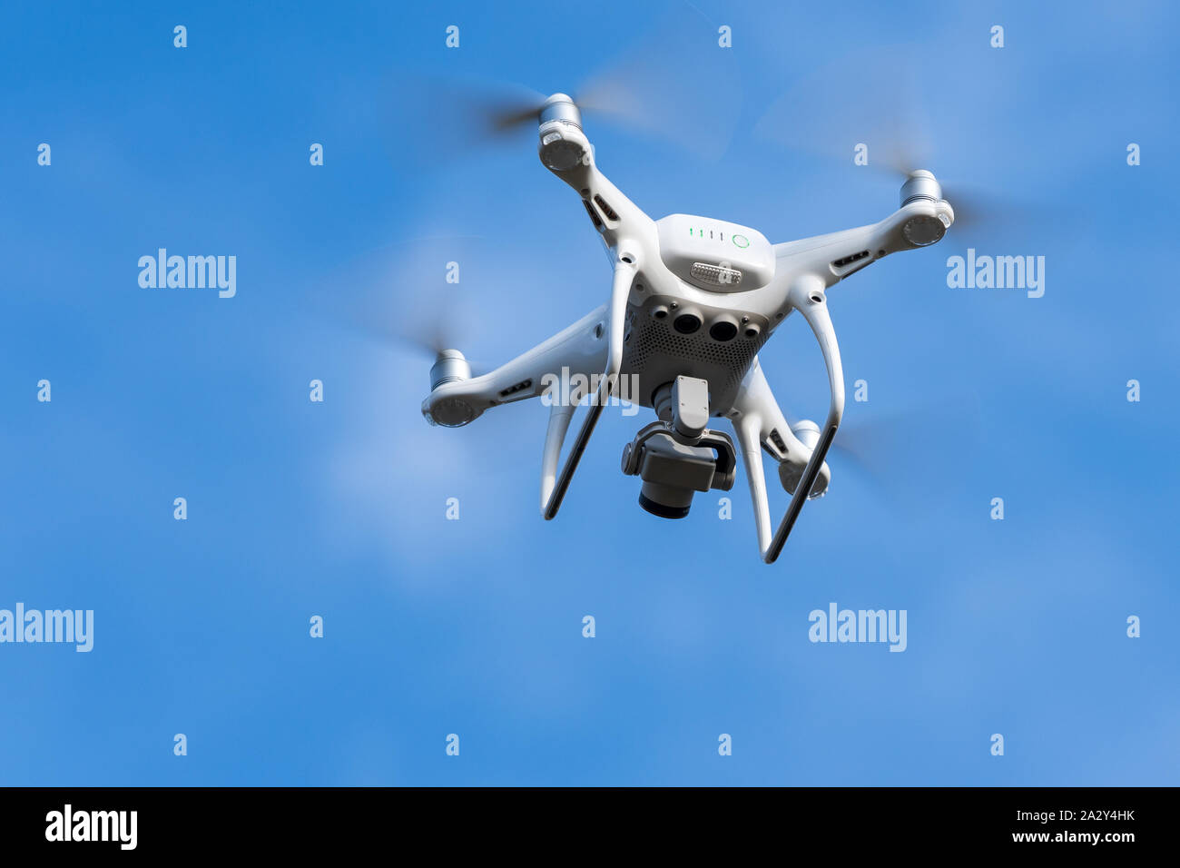 DJI Phantom 4 Pro quadcopter drone con fotocamera digitale 4K volo nel profondo blu del cielo, prende le immagini mondo intorno dal colpo d'occhio. La Kamchatka Foto Stock