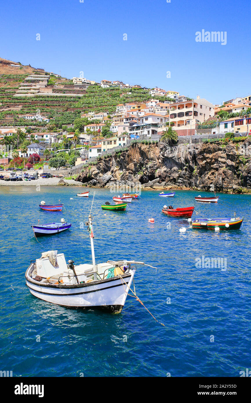 Paesaggio in Portogallo con piccole barche da pesca e sul villaggio di montagna Foto Stock