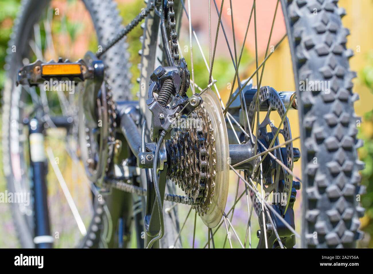 Close up di mountanbike con ruote,ruota dentata, la catena e il deragliatore Foto Stock
