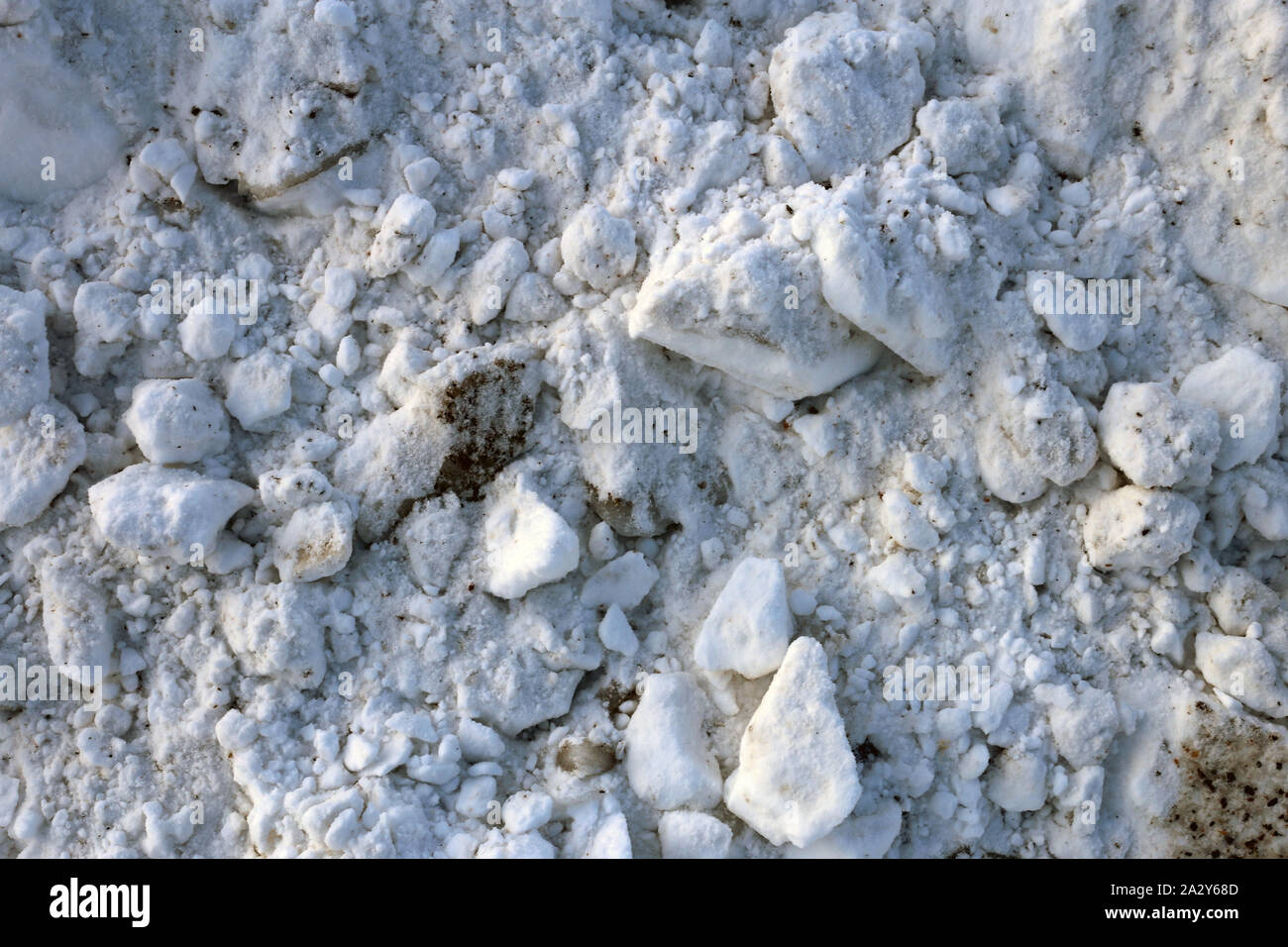 Blocchi di neve sporca con un po' di sabbia miscelata con esso. Otterrete la neve pezzi come questi dopo la rimozione della neve all'esterno. Fotografato in Finlandia. Foto Stock