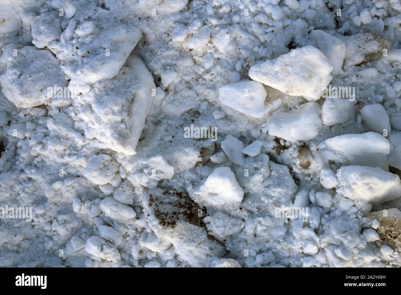 Blocchi di neve sporca con un po' di sabbia miscelata con esso. Otterrete la neve pezzi come questi dopo la rimozione della neve all'esterno. Fotografato in Finlandia. Foto Stock