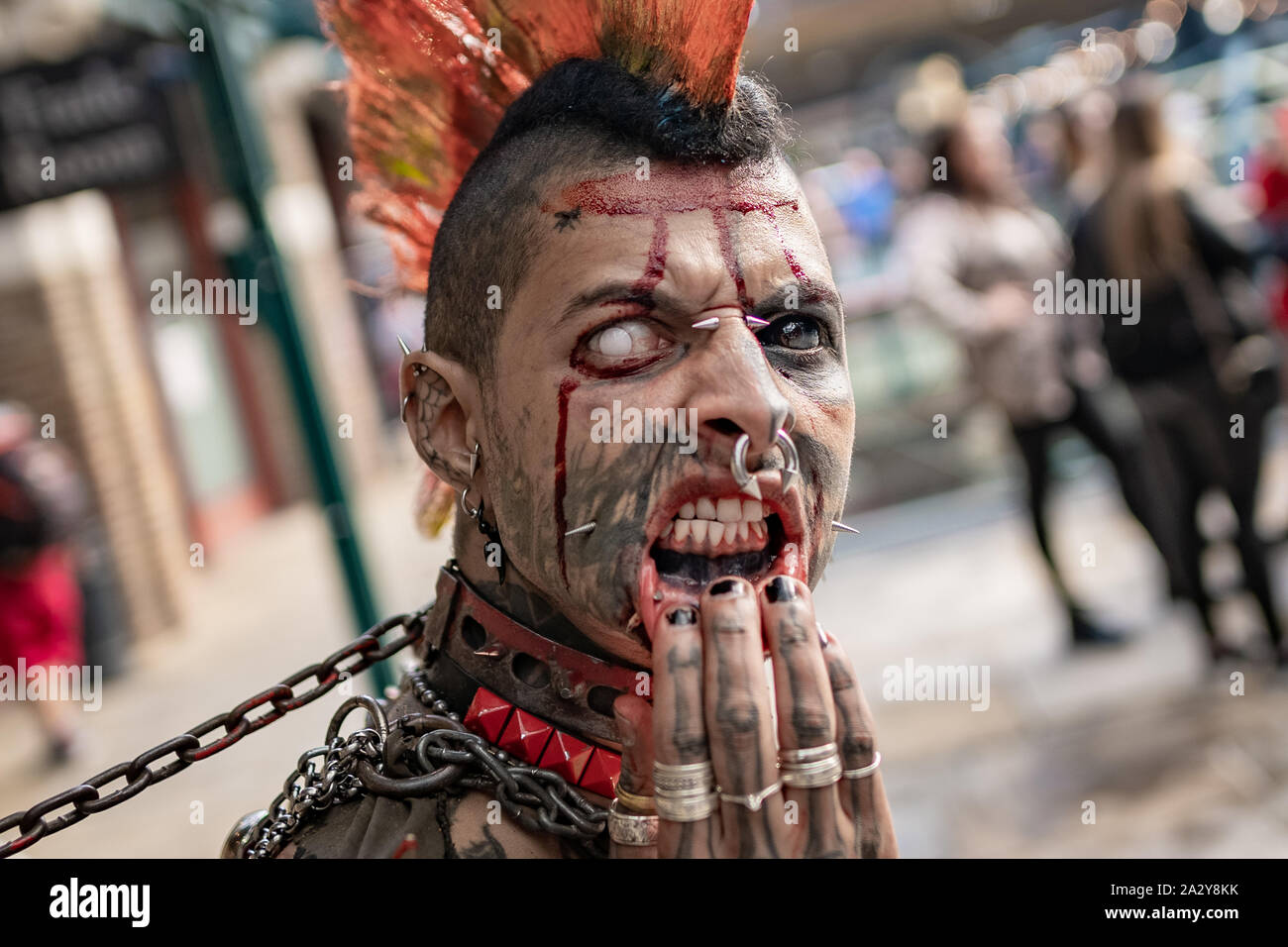 Il corpo estremo-modificato "Zombiepunk' assiste xv International London Tattoo Convention al Dock di tabacco, UK. Foto Stock