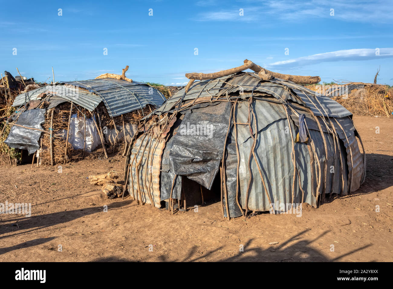 Poveri di capanne in africana tradizionale villaggio Dassanech, Omo, Etiopia indigeni case Foto Stock