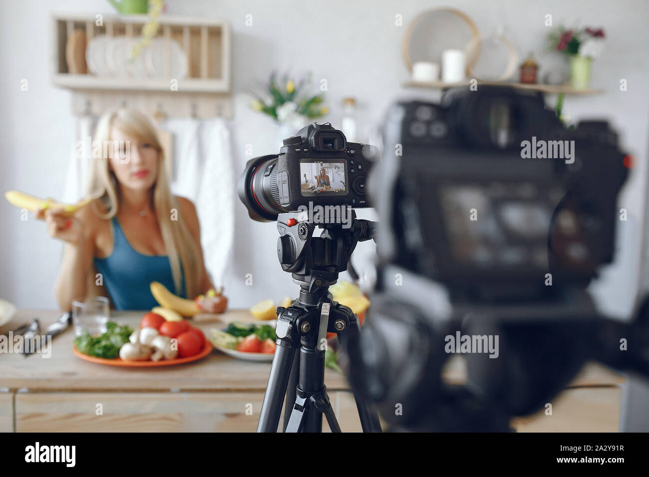 Mangiare sano. Dietologia e concetto di persone. La bionda la registrazione di un video blog Foto Stock