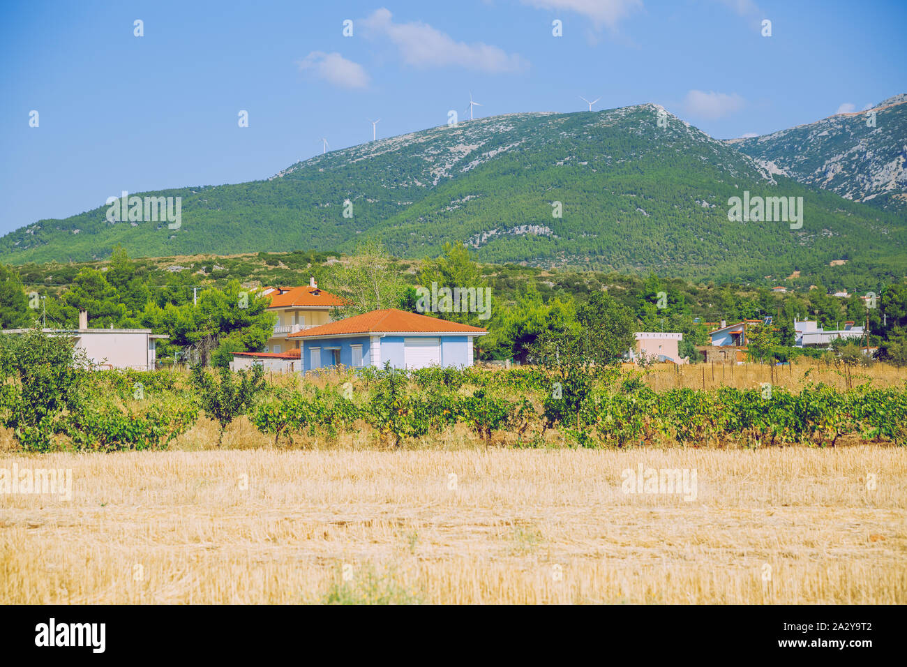 Repubblica greca. Campi e montagne, erba e case. In lontananza le montagne e il cielo. 12. Sett. 2019. Foto Stock