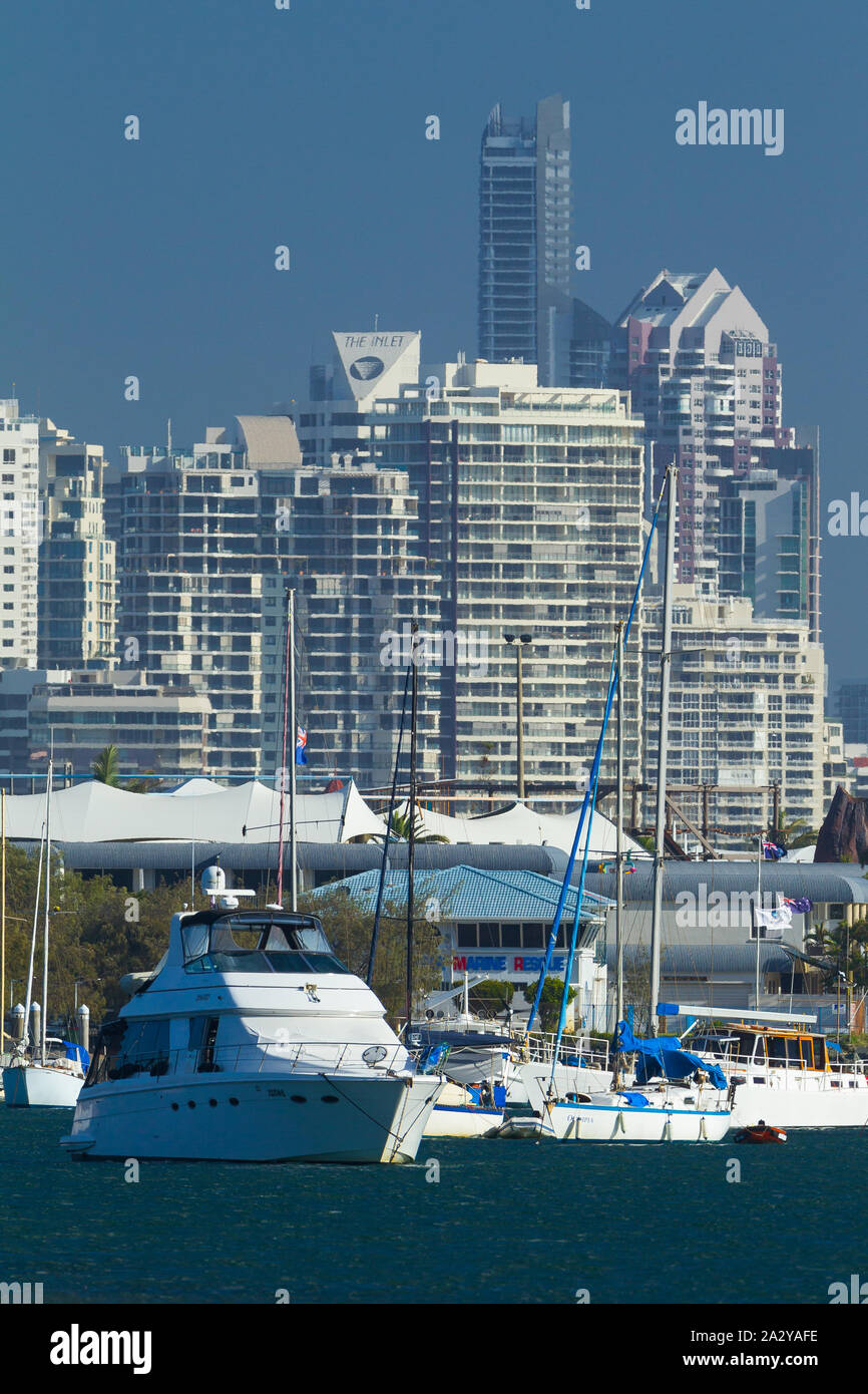 Il grattacielo skyline di Surfers Paradise sulla Gold Coast di Queensland, Australia, visto da di fronte allo spiedo vicino a Doug Jennings Park. Foto Stock