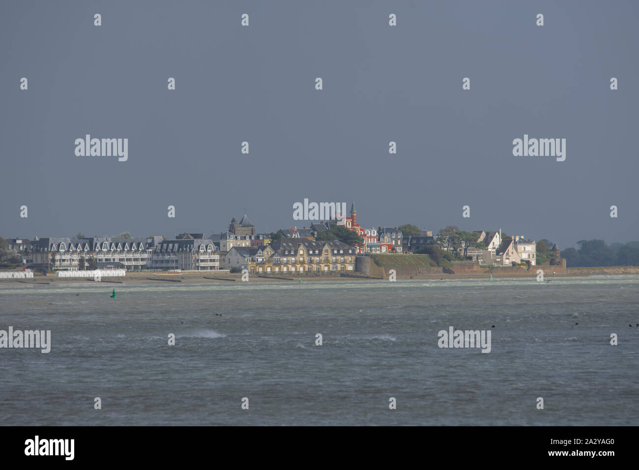 La Baie de Somme, vue du Crotoy à partir du Hourdel par un jour de grande marée.Ciel chargé. Foto Stock