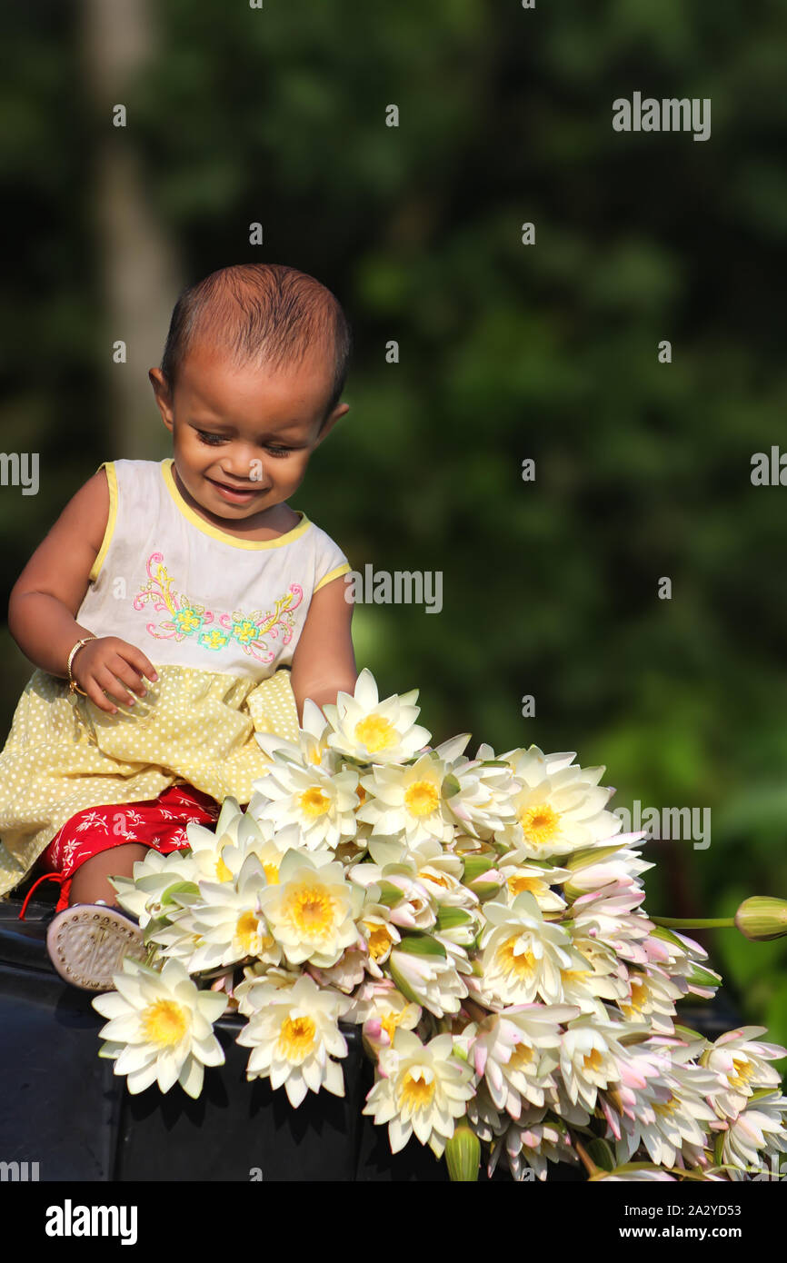 Bambino del Bangladesh fiori sfondi hd Foto Stock