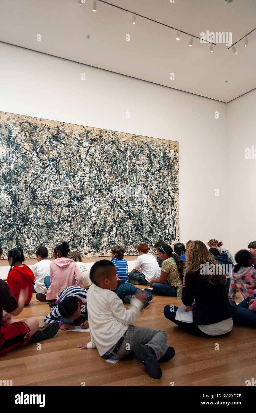 La città di New York, Stati Uniti d'America - 9 Giugno 2010: il gruppo di bambini in una classe, seduto davanti a Jackson Pollock presso il Museo di Arte Moderna di New Yor Foto Stock