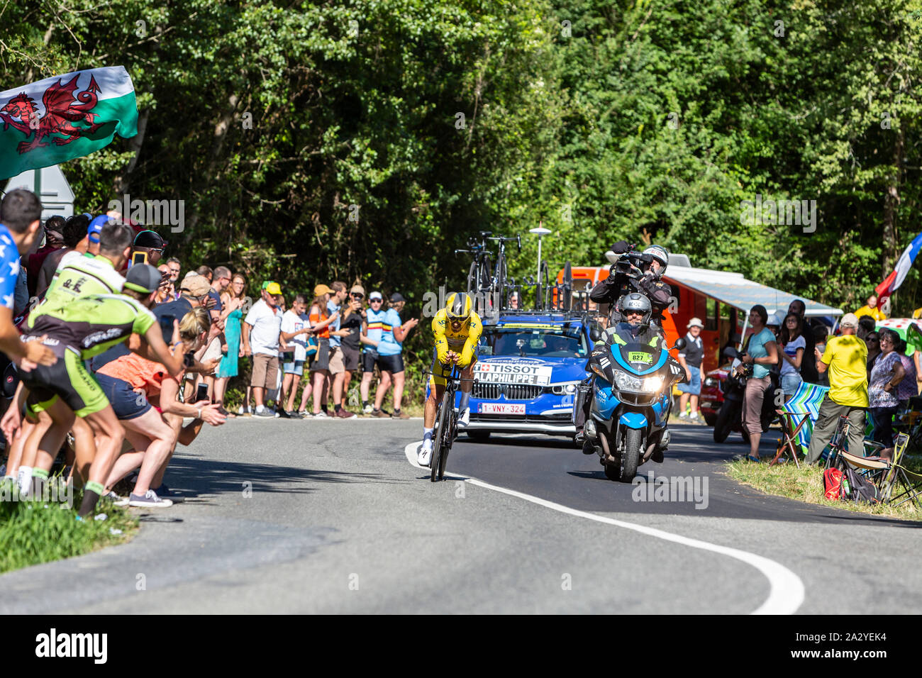 Bosdarros, Francia - 19 Luglio 2019: il ciclista francese Julian Alaphilippe del Team Deceuninck-Quick passo in maglia gialla a cavallo durante la fase 13, cronometro individuale, di Le Tour de France 2019. Foto Stock