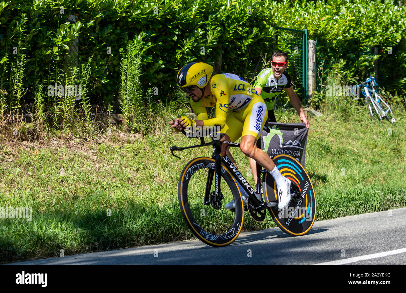 Bosdarros, Francia - 19 Luglio 2019: il ciclista francese Julian Alaphilippe del Team Deceuninck-Quick passo in maglia gialla a cavallo durante la fase 13, cronometro individuale, di Le Tour de France 2019. Foto Stock