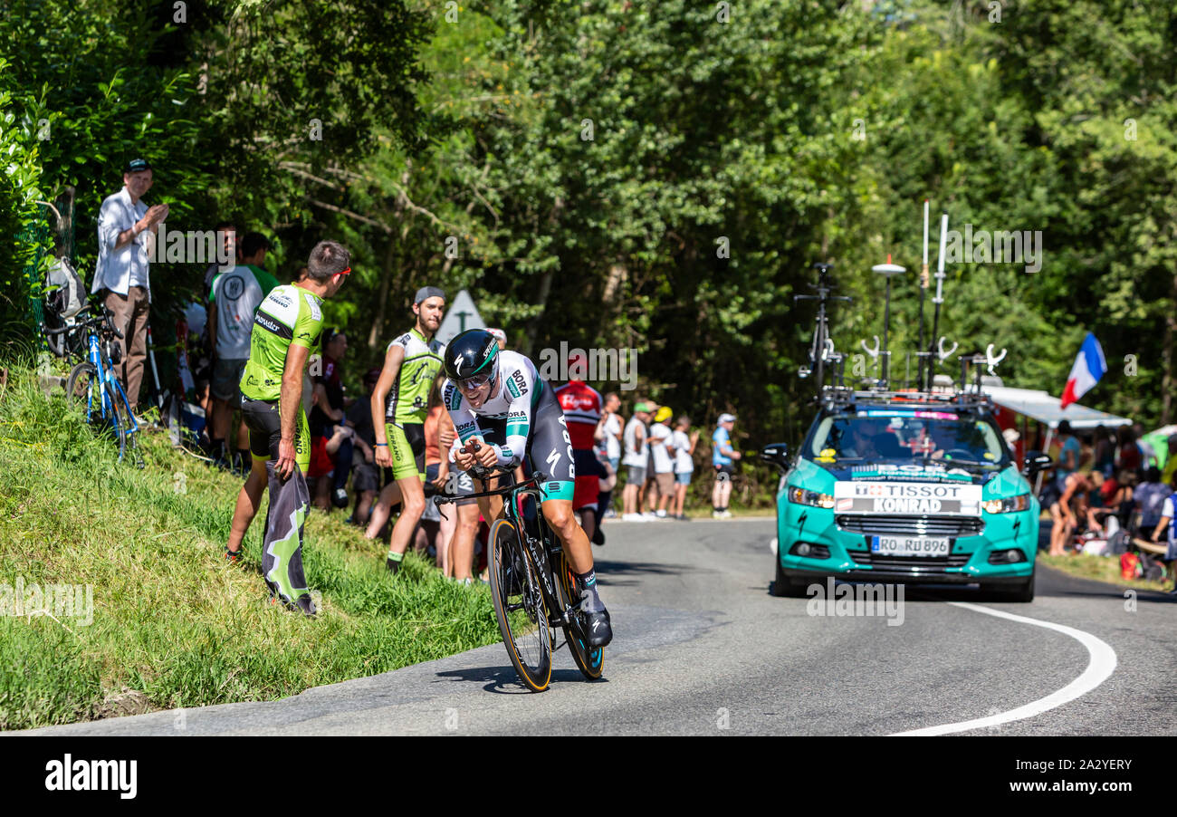 Bosdarros, Francia - 19 Luglio 2019: il ciclista austriaco Patrick Konrad del Team Bora-Hansgrohe cavalcare durante la fase 13, cronometro individuale, di Le Tour de France 2019. Foto Stock