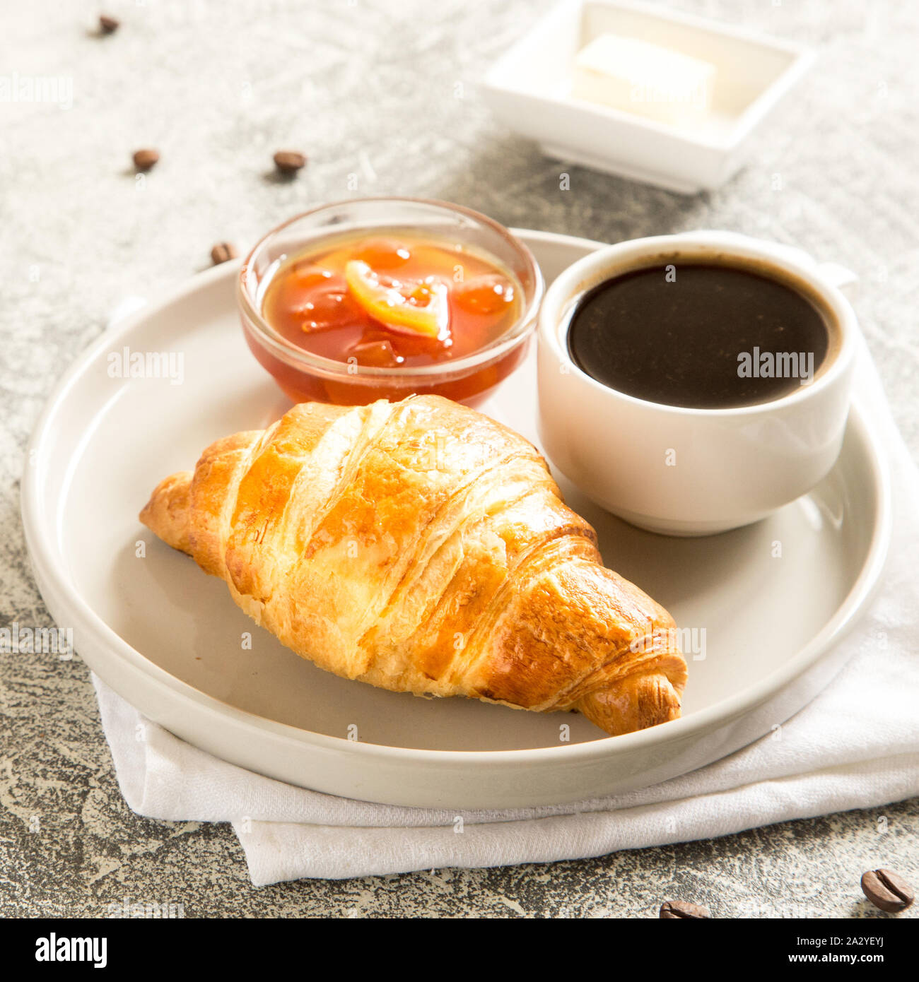 La prima colazione con croissant freschi. cornetti e caffè su uno sfondo luminoso, vista dall'alto/ Foto Stock