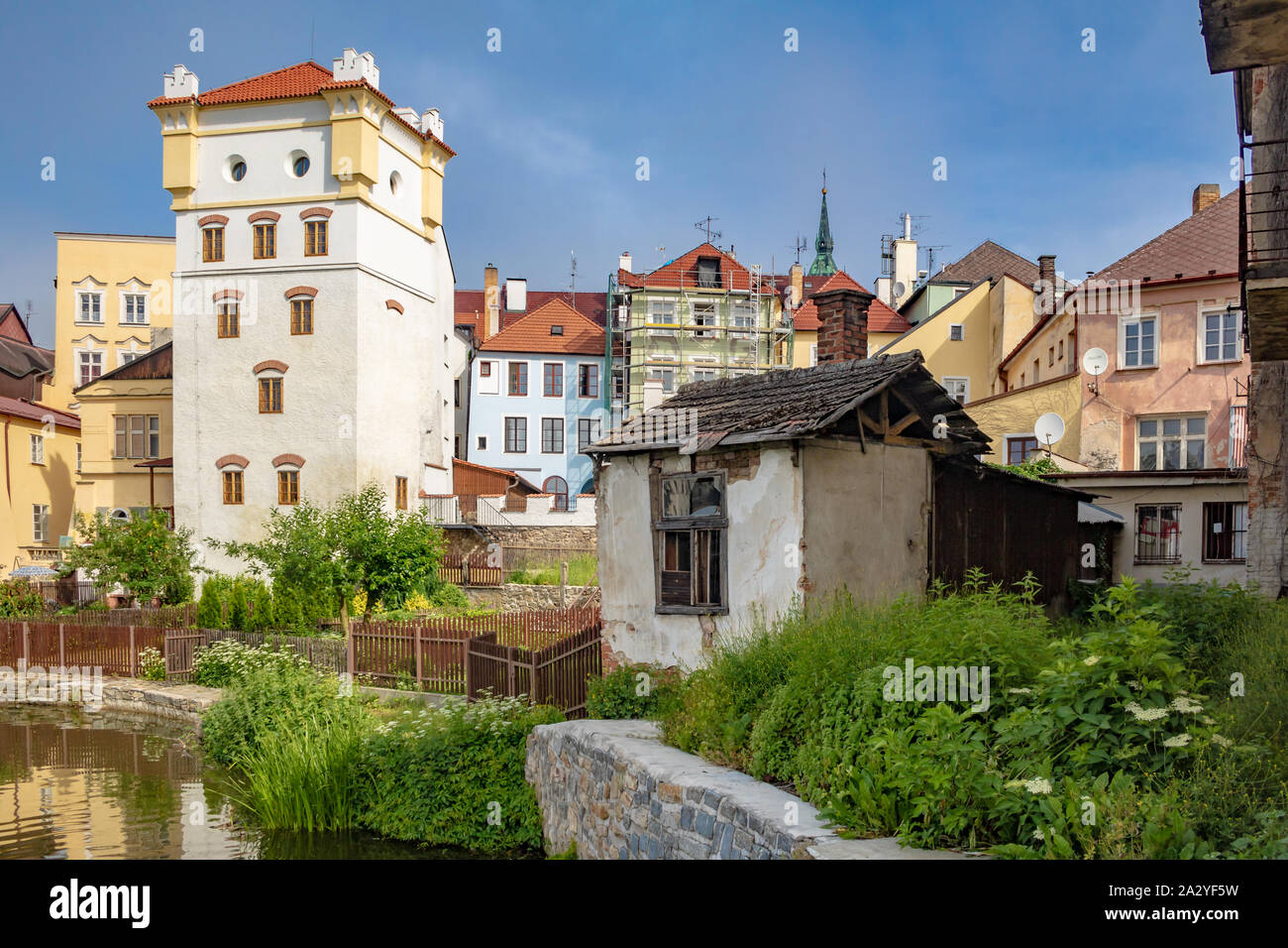 Vista sulla città di Jindrichuv Hradec, è una città della Repubblica ceca nella regione a sud della Boemia. Vista della città vecchia. Foto Stock