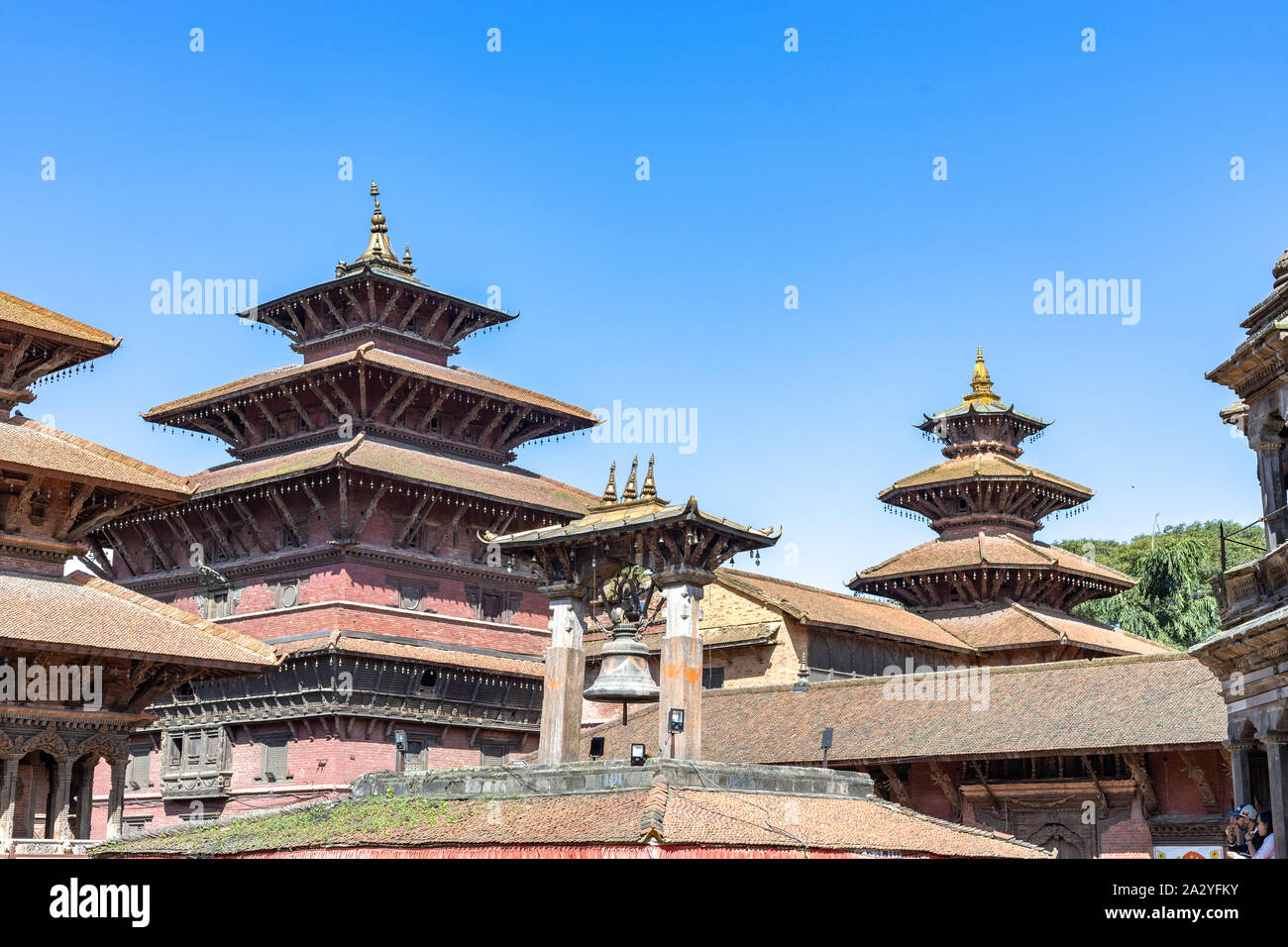 La gente a piedi attorno a Patan Durbar Square, patrimonio UNESCO in Nepal. Templi la ricostruzione dopo il terremoto. Foto Stock