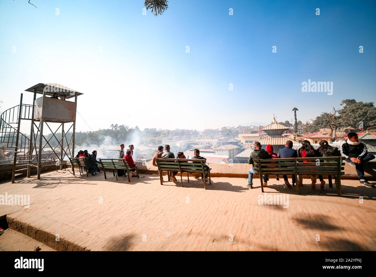La gente seduta davanti del tempio di Pashupatinath. Luoghi religiosi Foto Stock