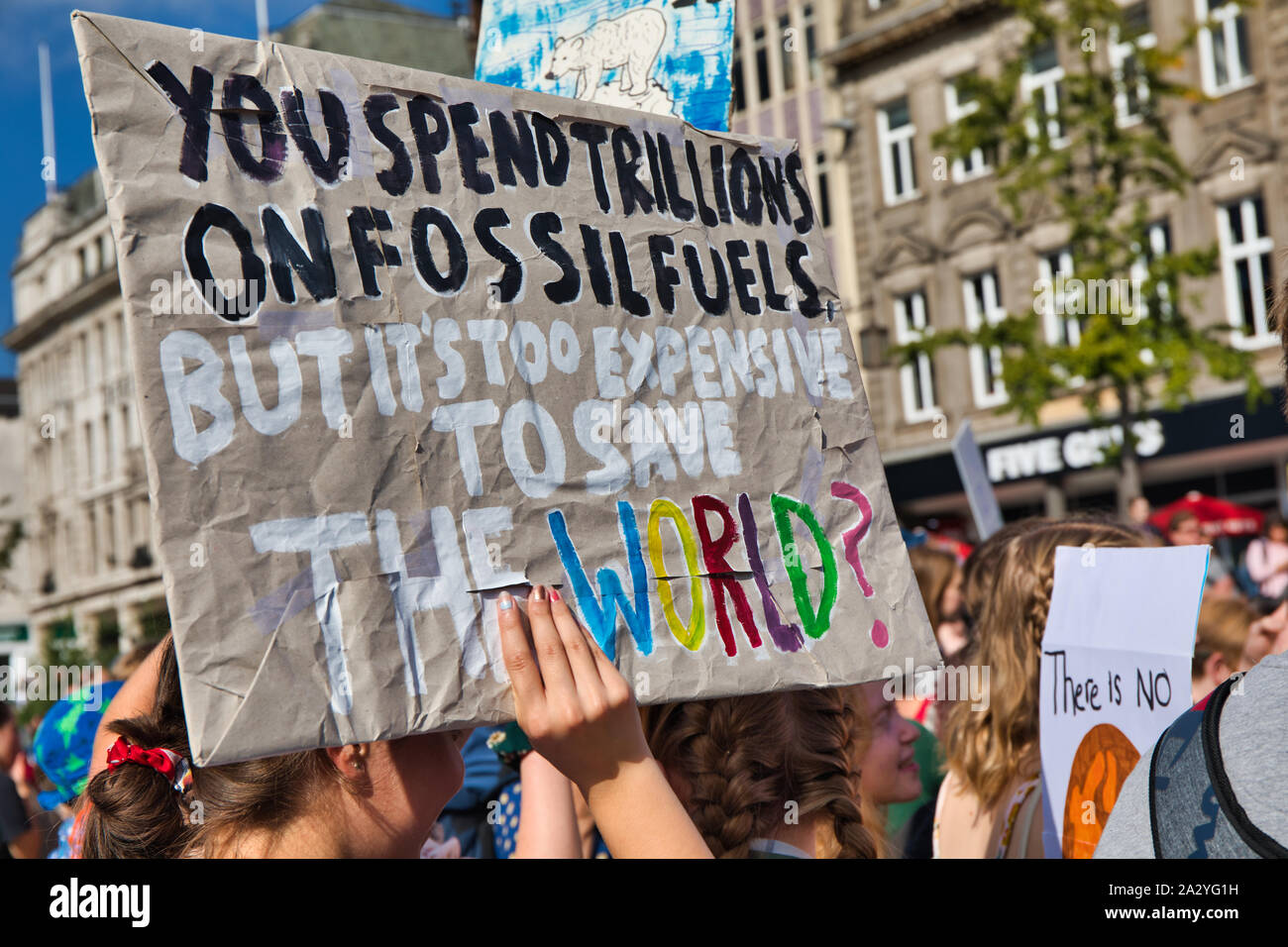 Protester con il cambiamento climatico ripostiglio, xx settembre del clima globale sciopero, Piazza del Mercato Vecchio, Nottingham East Midlands, Inghilterra Foto Stock