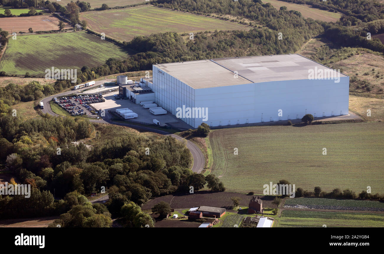 Vista aerea del gigante Newcold magazzino frigorifero vicino a Wakefield, West Yorkshire, Regno Unito Foto Stock