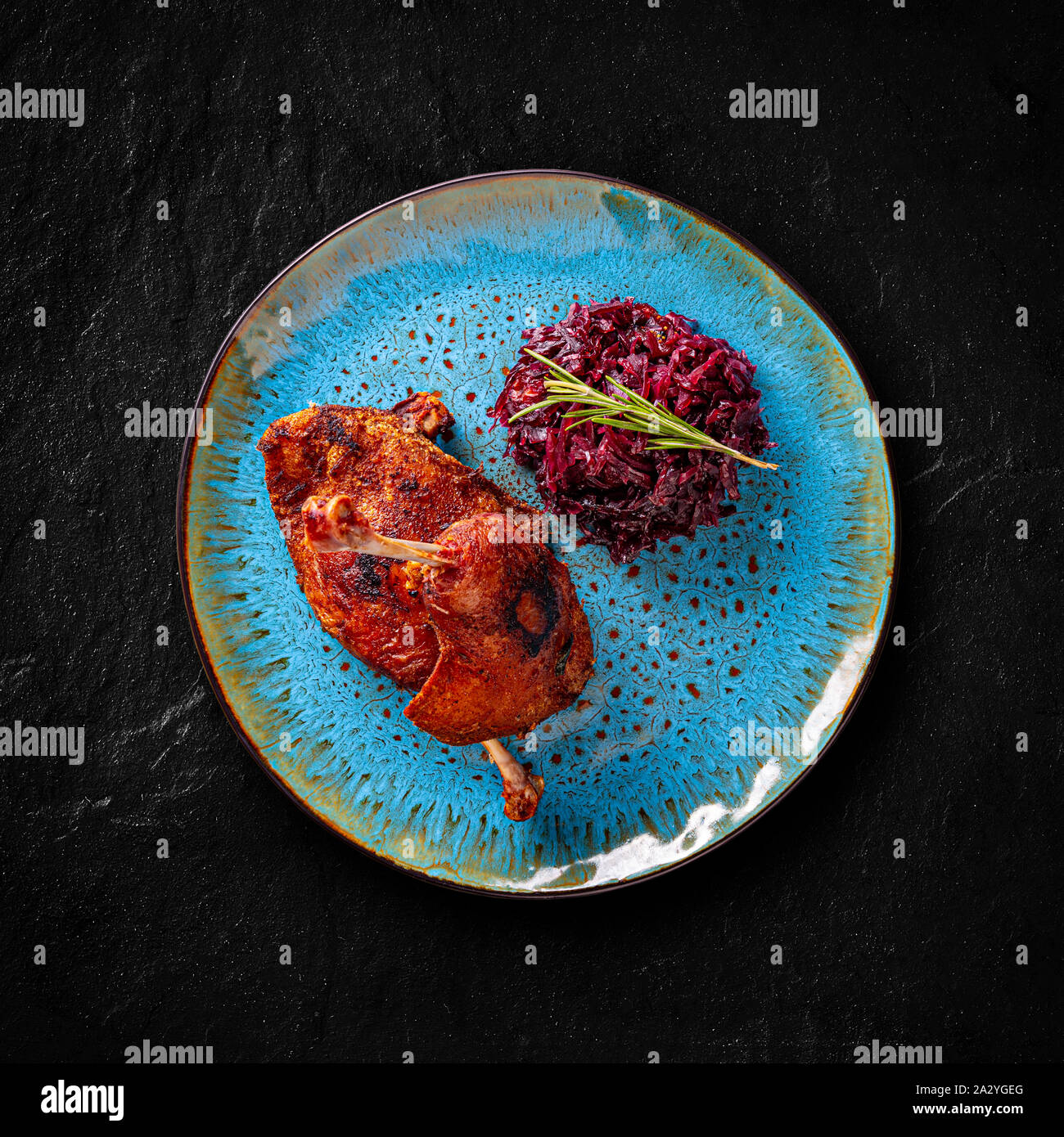 Anatra confit gambe e cavolo rosso con prugne secche Foto Stock