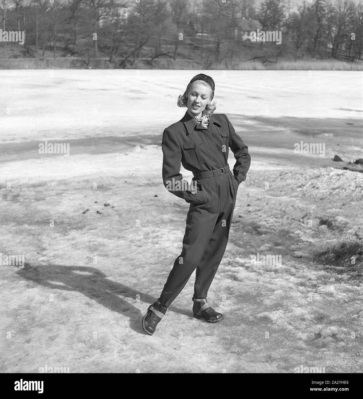 Vestito per autunno e inverno negli anni quaranta una giovane donna che indossa una giacca. pantaloni da sci e scarponi da sci. La Svezia 1947. Kristoffersson ref AB15-3 Foto Stock