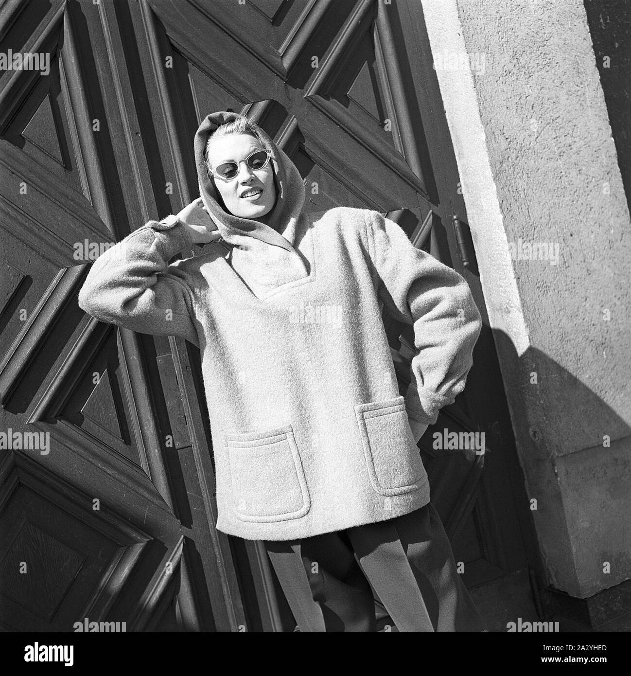 Vestito per autunno e inverno negli anni quaranta una giovane donna indossa una giacca e pantaloni da sci. La Svezia 1947. Kristoffersson ref AB15-1 Foto Stock
