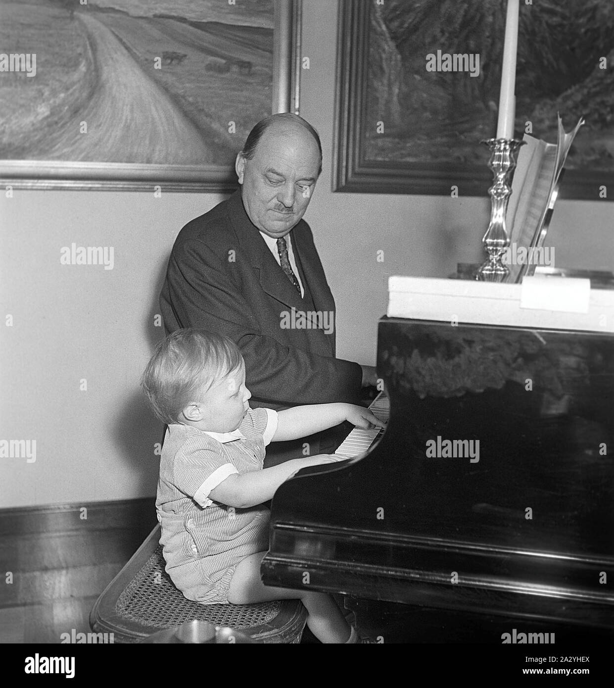 Due generazioni in un pianoforte a coda. Dispite la differenza di età essi guardano come arrivare insieme bene e forse anche di riprodurre la stessa melodia. La Svezia 1948. Kristoffersson ref AH10-1 Foto Stock