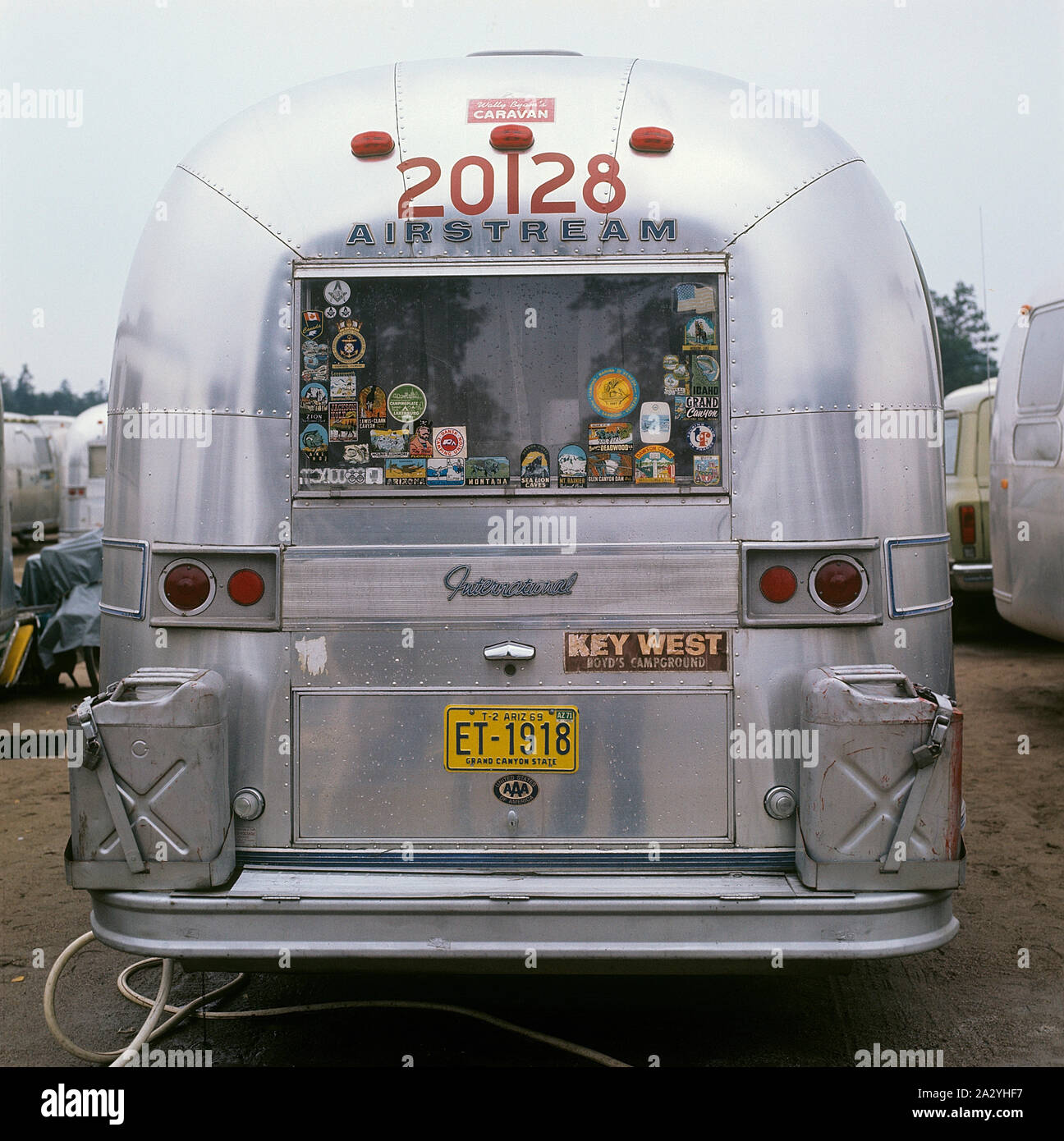 Anni Settanta camping. Nella foto un americano roulotte Airstream in alluminio e nel tipico degli anni trenta ottimizza la progettazione. Il caravan è stato progettato da Hawley Bowlus chi era inspirered dall'aereo Spirito di St. Louis. In tutto il mondo, i proprietari di roulotte Airstream soddisfare e questa foto è stata scattata in Svezia il 21 settembre 1971. Foto Stock