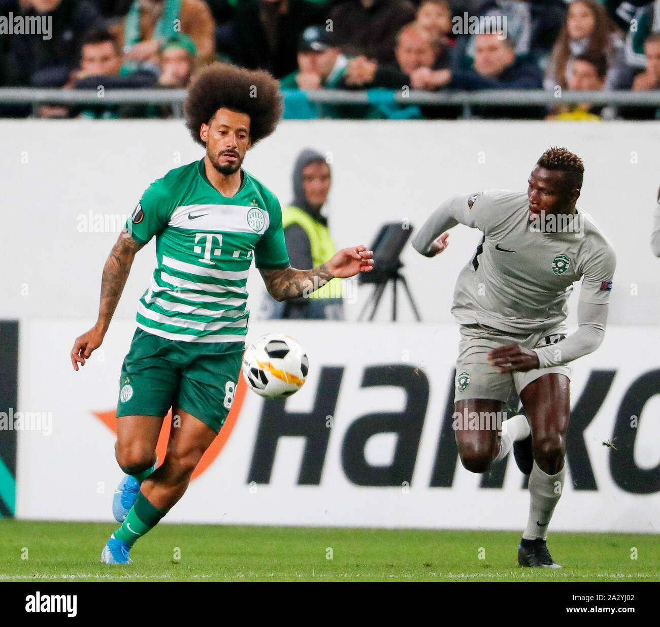 BUDAPEST, Ungheria - 3 ottobre: (l-r) Isael da Silva Barbosa di Ferencvarosi TC compete per la sfera con Stephane Badji di PFC Ludogorets 1945 durante la UEFA Europa League Group Stage match tra Ferencvarosi TC e PFC Ludogorets 1945 a Ferencvaros Stadium il 3 ottobre 2019 a Budapest, Ungheria. Foto Stock