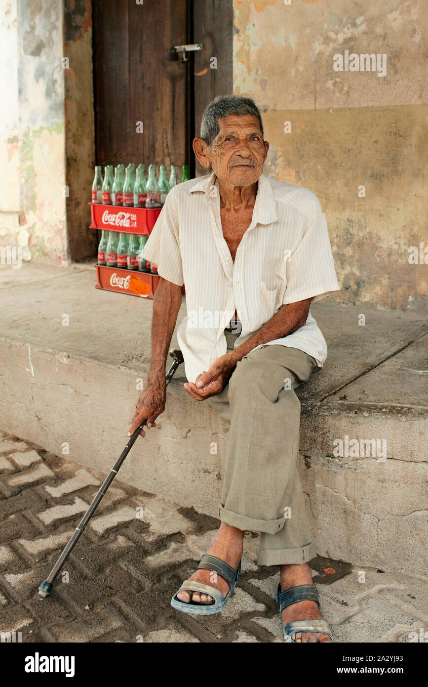 Ritratto verticale di anziani latino uomini, nativo residente della piccola isola-villaggio di Mexcaltitán, Nayarit, Messico, Lug 2019 Foto Stock