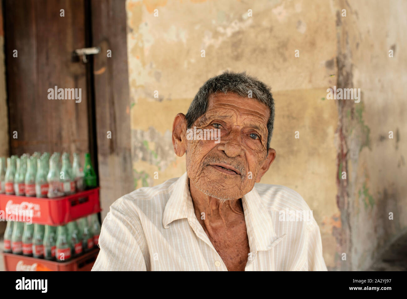 Close-up, orizzontale ritratto di anziani latino uomini, nativo residente della piccola isola-villaggio di Mexcaltitán, Nayarit, Messico, Lug 2019 Foto Stock