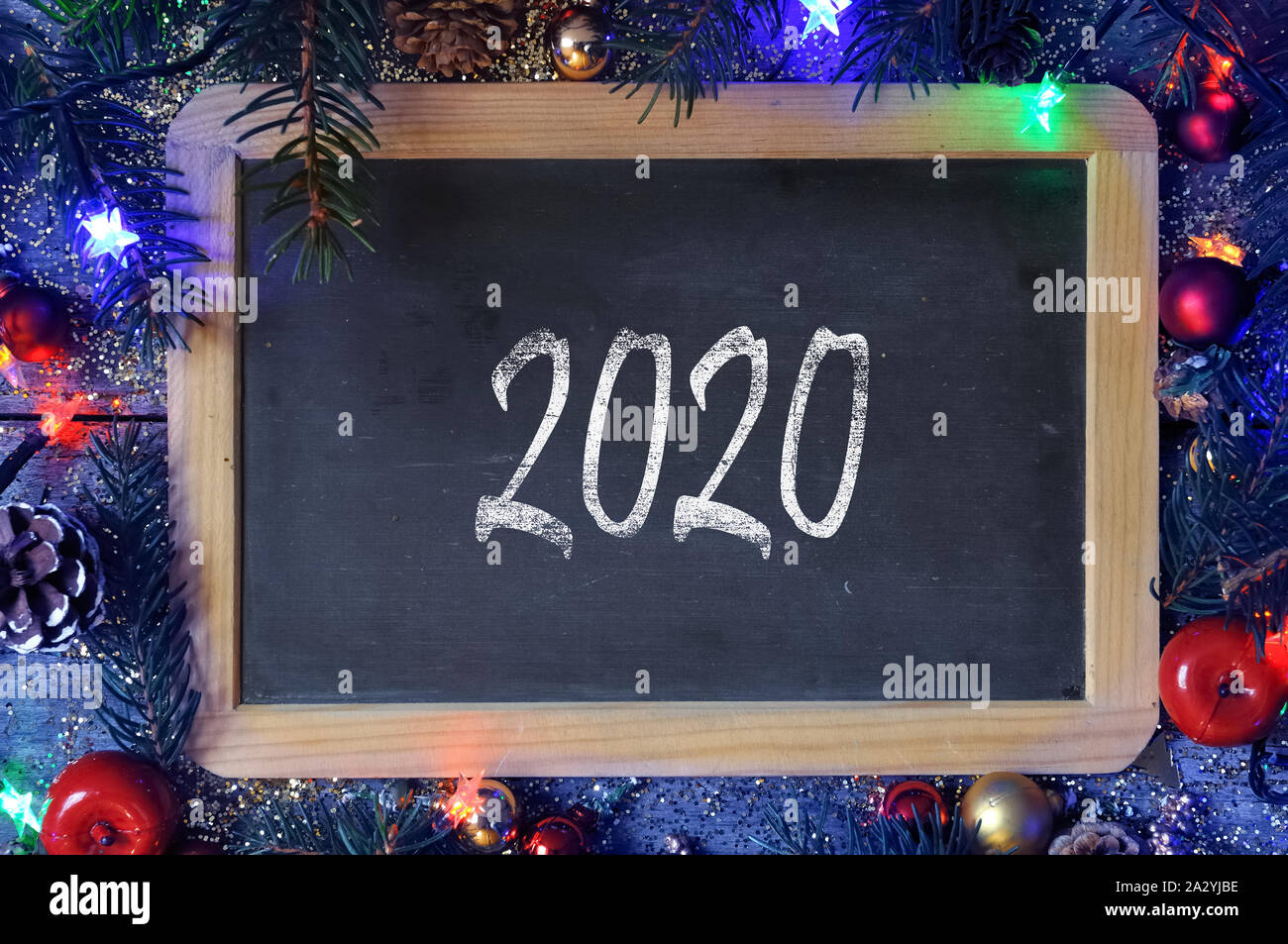 2020 scritto su una lavagna nella decorazione di Natale Foto Stock
