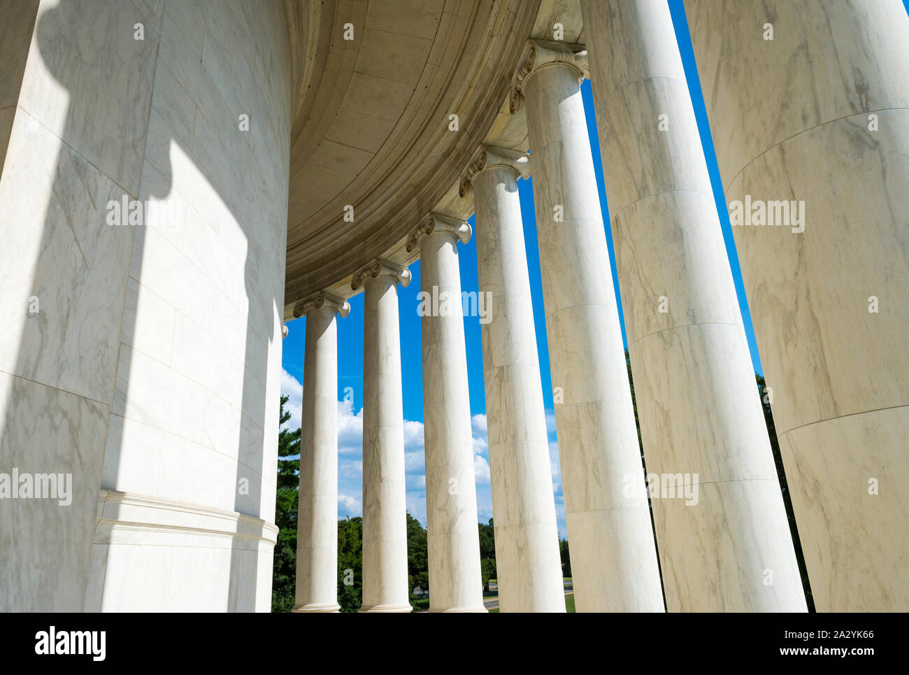 Vista panoramica di marmo bianco delle colonne in stile neoclassico dall'interno della sala rotonda del Jefferson Memorial a Washington DC, Stati Uniti d'America Foto Stock