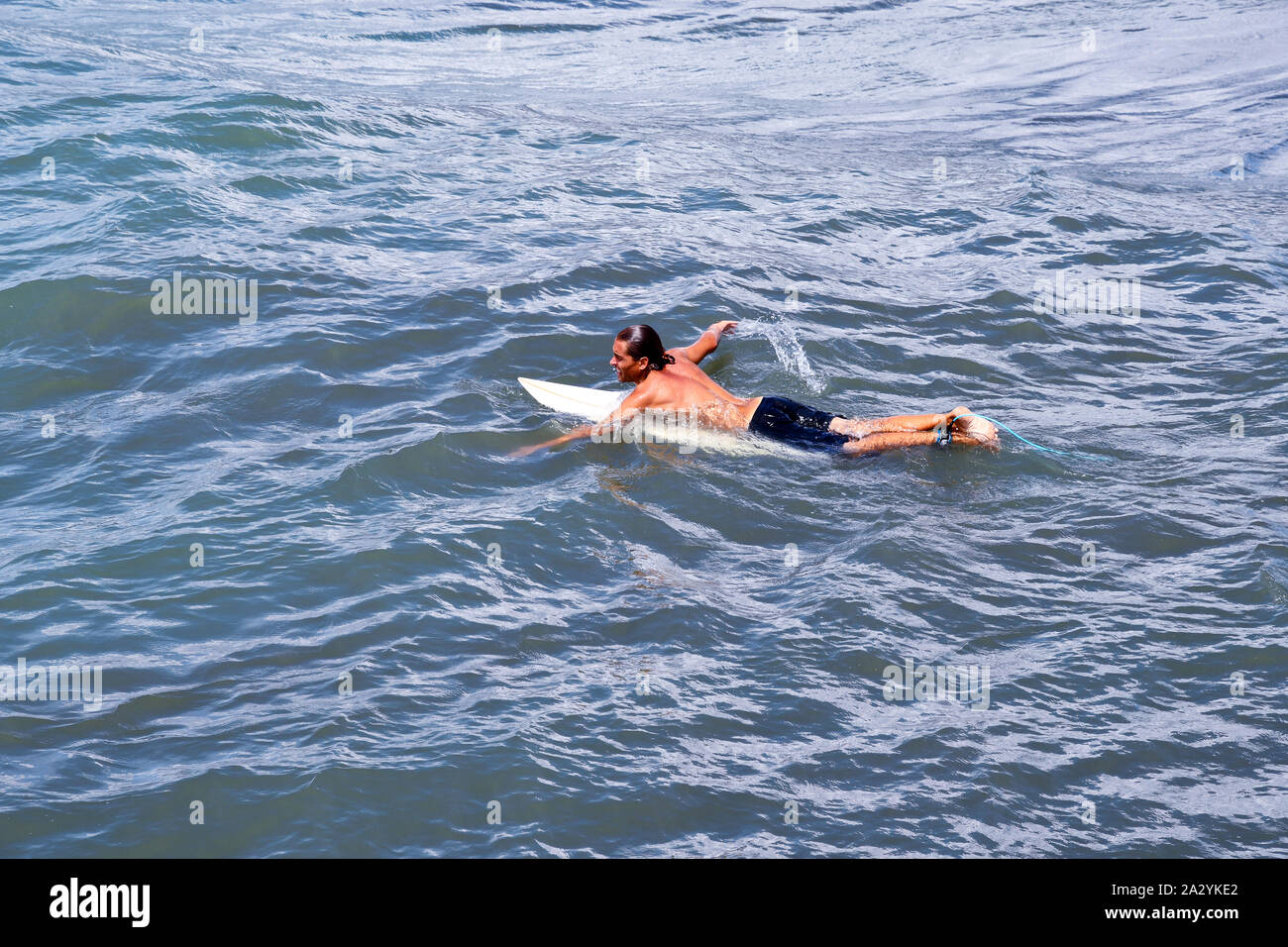 Elevato angolo di visione di un surfista ragazzo in attesa per l'onda perfetta nel mare Forte dei Marmi Versilia, Toscana, Italia Foto Stock