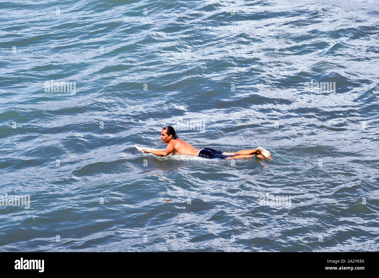 Elevato angolo di visione di un surfista ragazzo in attesa per l'onda perfetta nel mare Forte dei Marmi Versilia, Toscana, Italia Foto Stock