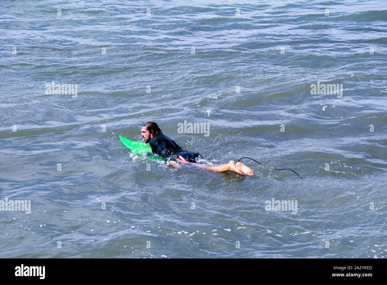 Elevato angolo di visione di un surfista ragazzo in attesa per l'onda perfetta nel mare Forte dei Marmi Versilia, Toscana, Italia Foto Stock